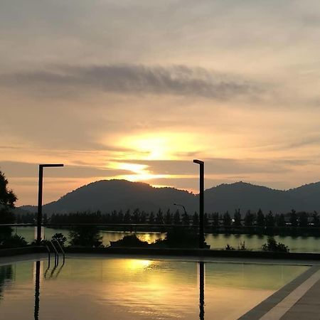 Marina Heights Seaview Resort Apartment II Lumut Exteriér fotografie